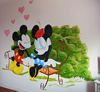 Mickey et Minnie assis sur un banc